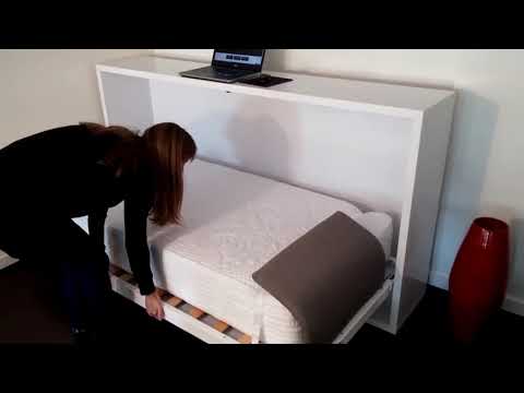 Video: Meja Samping Tempat Tidur Untuk Kamar Tidur (27 Foto): Meja Kaca Desainer Di Atas Roda