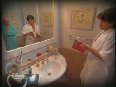 floricienta flor y max encerrados en el baño