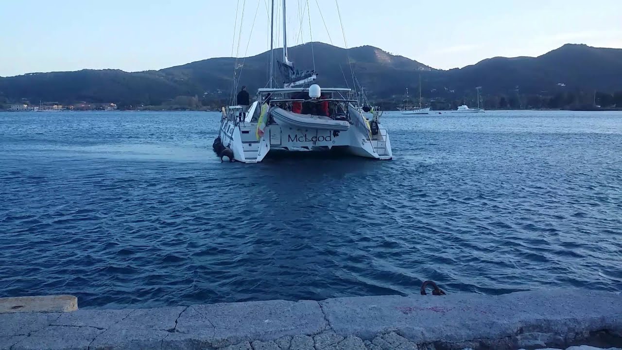 Corso per skipper MadMax Come ormeggiare di poppa in banchina con vento teso al traverso YouTube Corso per skipper MadMax Come ormeggiare di poppa in banchina con vento teso al traverso YouTube