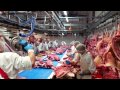 Обвалка свинины на конвейере в Германии