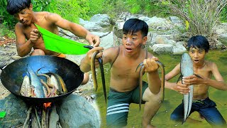 Survival in the rainforest-mans found eel with fishes for cook -Eating delicious