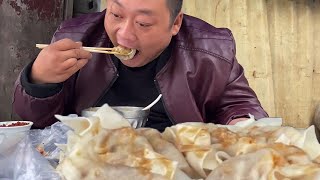 Fat dragon eats a bowl of spicy soup with 20 siu mai in the morning