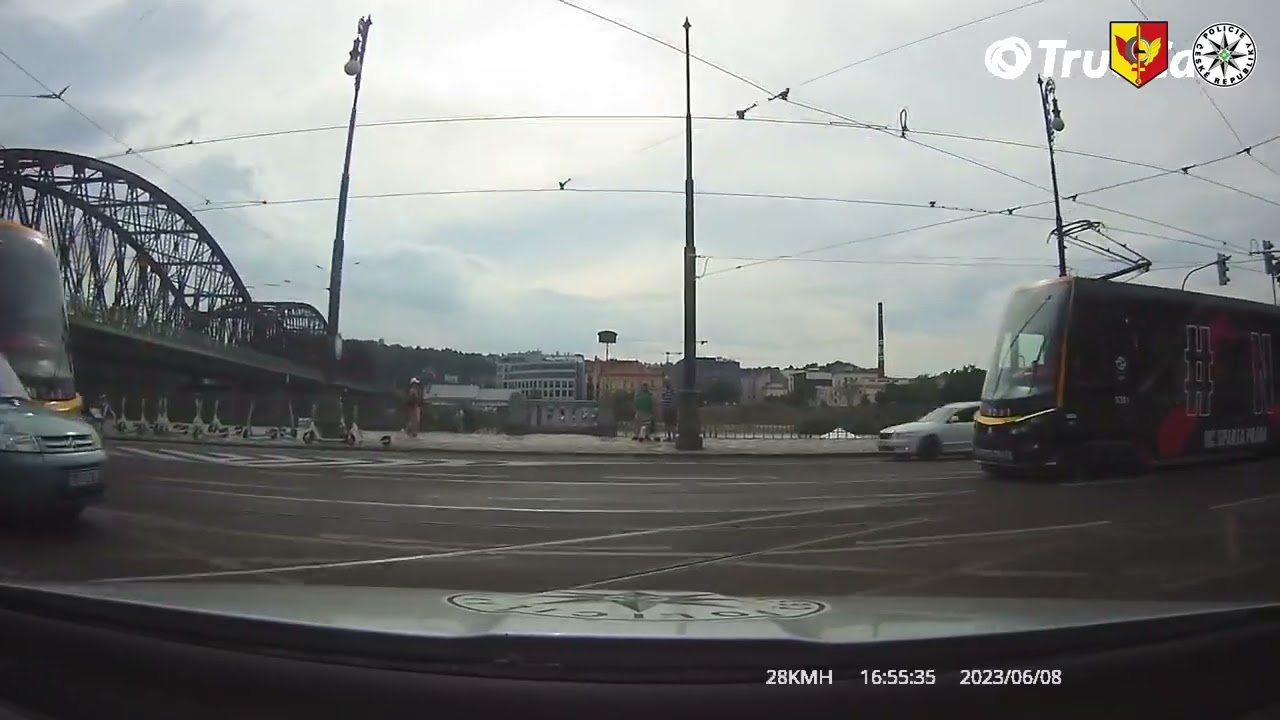 POLICISTÉ DOPROVODILI DO PORODNICE AUTO S NASTÁVAJÍCÍ MAMINKOU