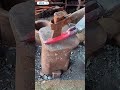 鍛造の極意: 灼熱の鉄が農具に変わる瞬間