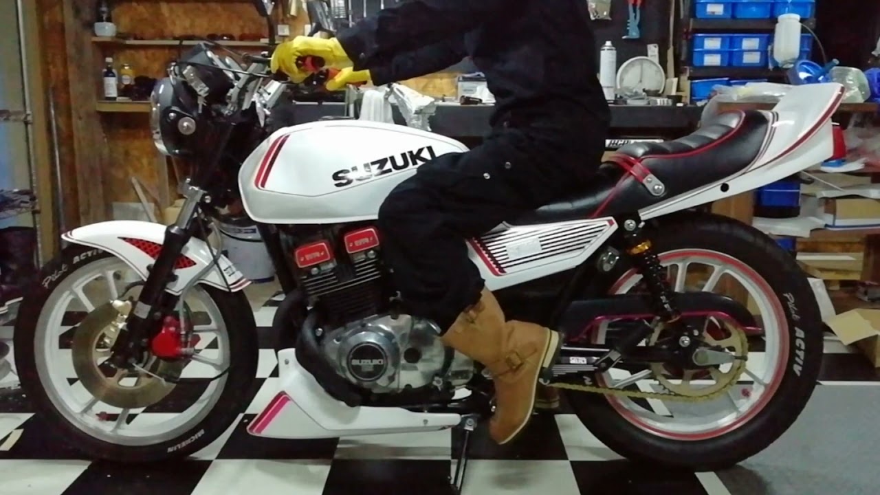 解りづらいですが、gsx250eの純正ステップと謎のバックステップの比較 
