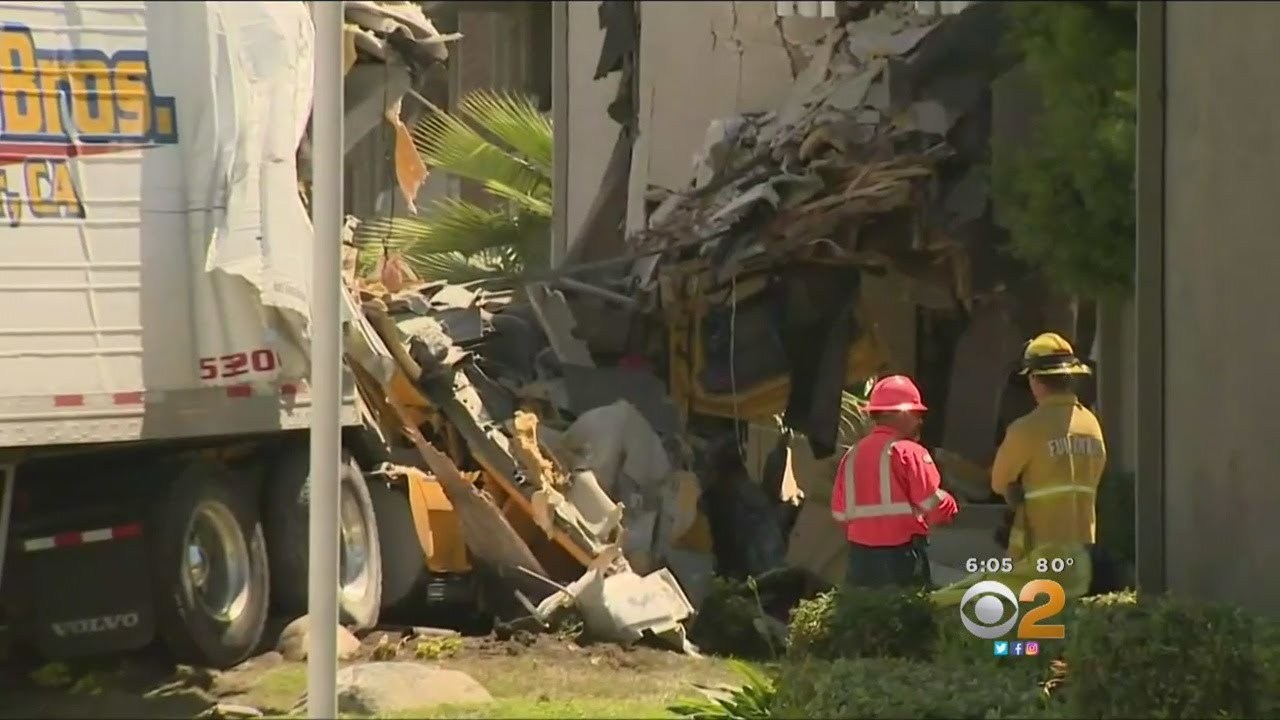 18-Wheel Truck Plows Into Apartment Building; 5 Hurt - YouTube