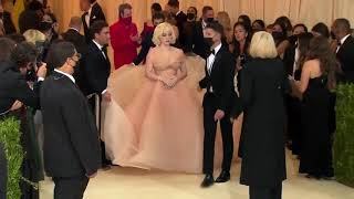 Billie Eilish Arrives In A Stunning Ensemble At The Met Gala Met Gala 2021