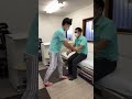 手引き歩行の良い例、悪い例✨手を握って介助すると膝折れに対応できません💦肘を持って介助しましょう😊✨#介護 #手引き歩行 #nursing #shorts