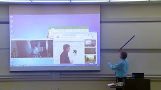 Профессор математики исправляет экран проектора (первоапрельский розыгрыш)