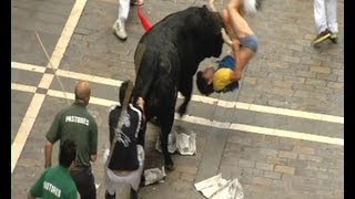 Sanfermines 2013: Toro corneando a una persona en el encierro