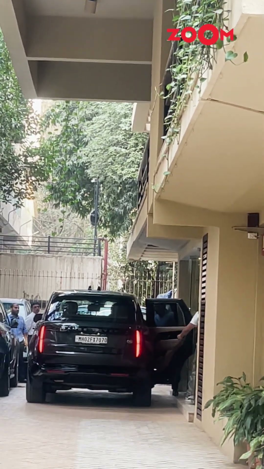 Amrita Arora ARRIVES with husband at Karisma Kapoor's house after Saif's STABBING news #shorts