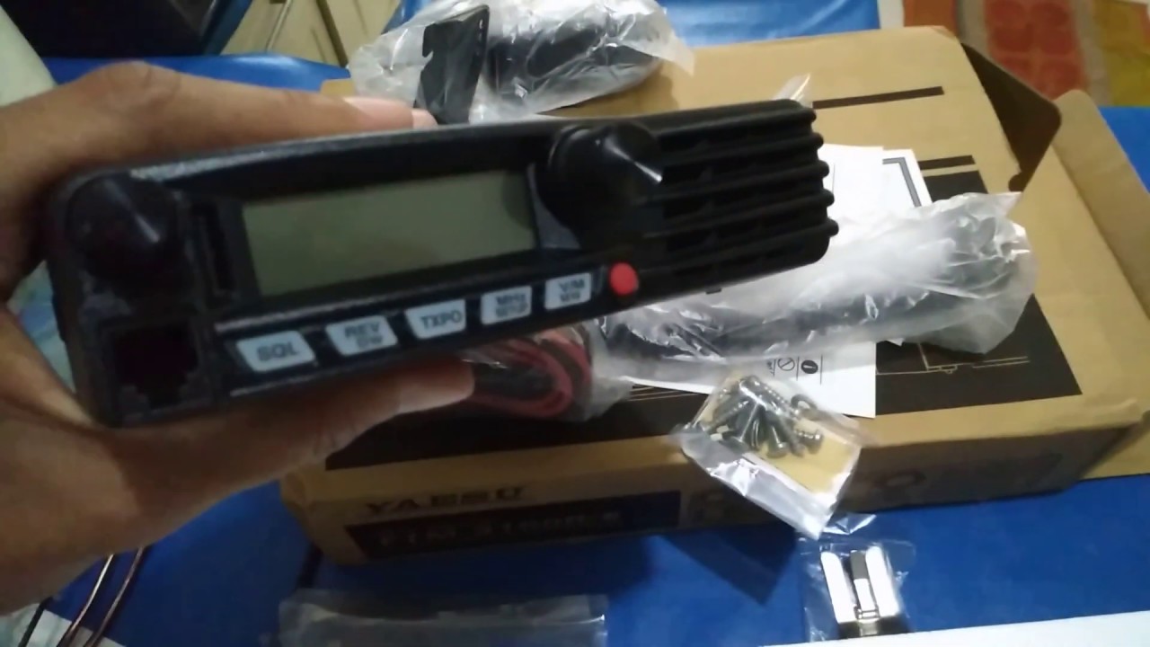 Membuka dus Yaesu FTM-3100R/E radio VHF 2 meter band