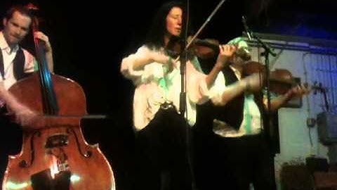 Csó Kolom, trad op in het undergroundste theater van Almelo: Paco Plumtrek