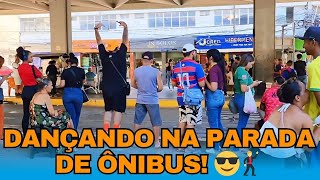 Coroa Dançando Na Parada De Ônibus .