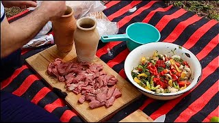 These dishes are cooked in the ground for 4 hours / You have to break the jug to eat