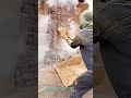 塗り固め密閉する:レンガ焼き窯の泥塗り密閉作業