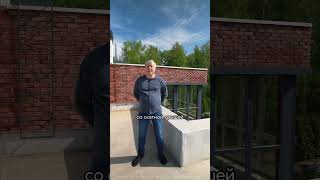 Трехэтажный дом с огромными окнами