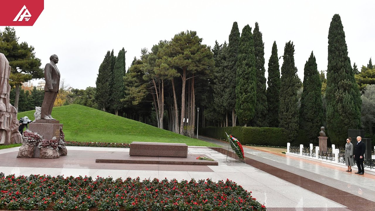 Prezident İlham Əliyev və birinci xanım Mehriban Əliyeva Heydər Əliyevin məzarını ziyarət ediblər