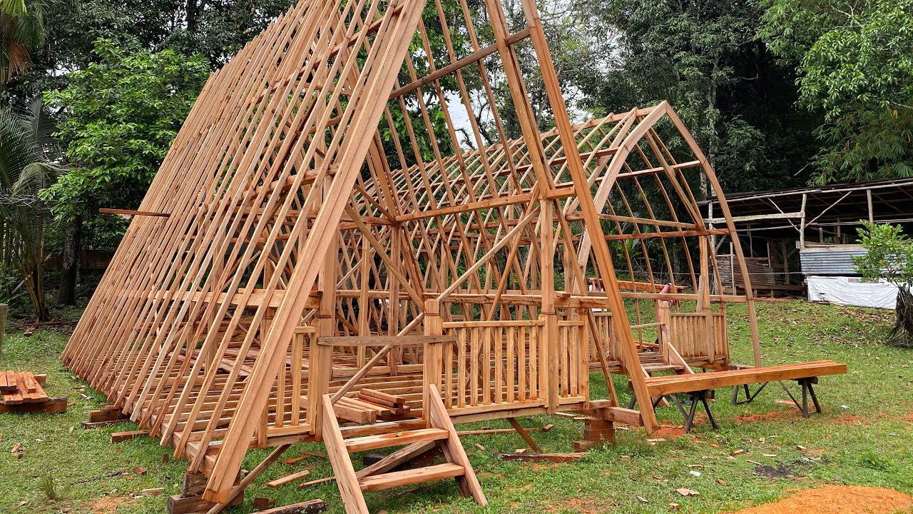Progres perakitan Rumah  kayu di workshop bungalow bentuk 