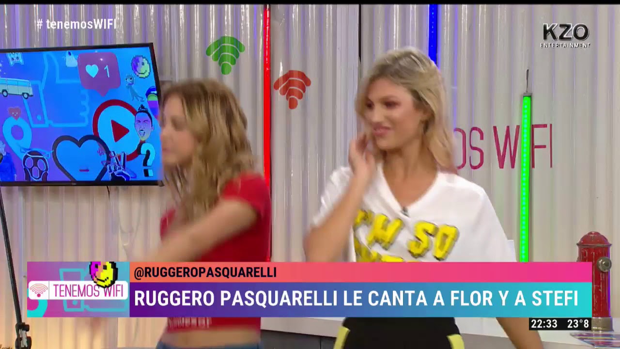 Ruggero le canta en vivo a Flor Vigna y Stefi Roitman