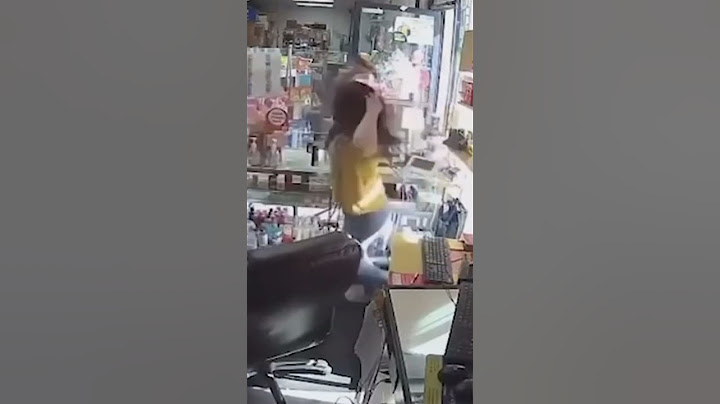 WATCH hero LA clerk grab robber’s knife and chase him away #shorts | NY Post