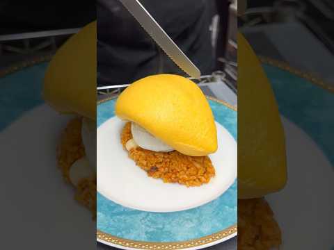 カマンベールチーズを丸ごと挟んだ半熟とろとろオムライス🍳