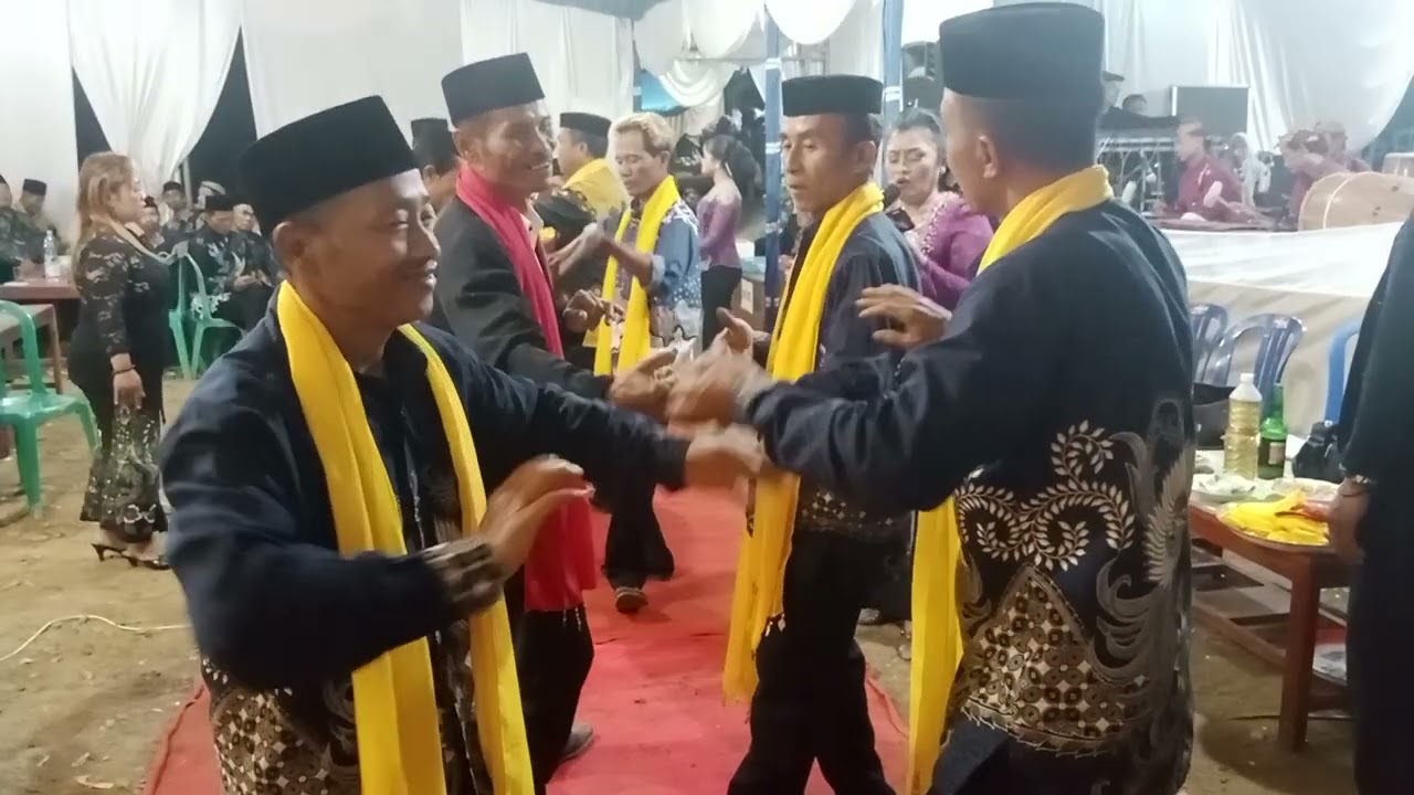 Gending Sinom. Tayup DS Ngennuk Ponorogo pramugari MC  BPk Jarwan pengendang  BPK Parlan .