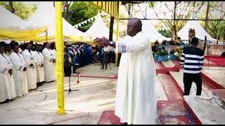 Jionee ufundi wa Bernard Mukasa akikondakt misa ya Mt.Anna by kayetta