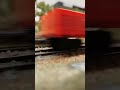 passage d'un train grue ho tractée par locomotive américain mehano