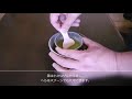 固まっちゃ抹茶を篩（ふるい）を使ってほぐす