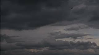 (background video) awan mendung bergerak.
