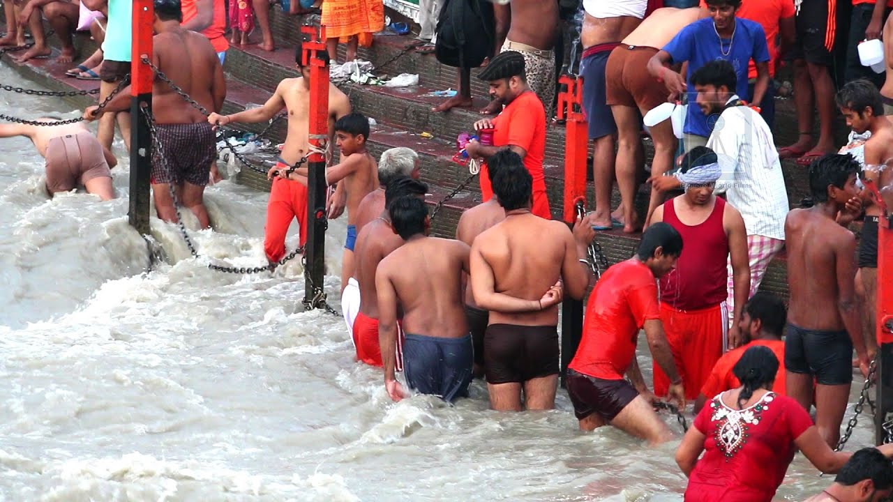 Lakhs Of Devotees Take A Holy Dip On Kanwar Yatra Haridwar Youtube 