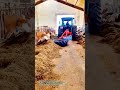 農場の革新：トラクターが藁を効率的に牛の餌場に運ぶ#農業技術 #トラクター #効率的な餌供給