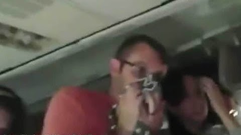 Pasajero graba momento en que su avión sufre accidente
