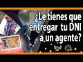 ¿Le tienes que entregar tu DNI a un agente?