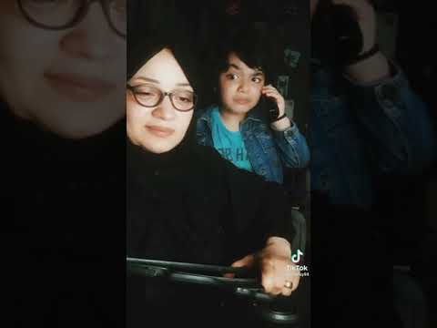 طفل مصري يقلد الفنانين 