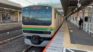 E231系1000番台付属編成ﾔﾏU14編成＋E231系1000番台基本編成ｺﾂK-34編成が高崎行き[2820Y]として大宮駅11番線を発車するシーン