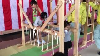 木育工房の吊り橋で遊ぶ子ども達
