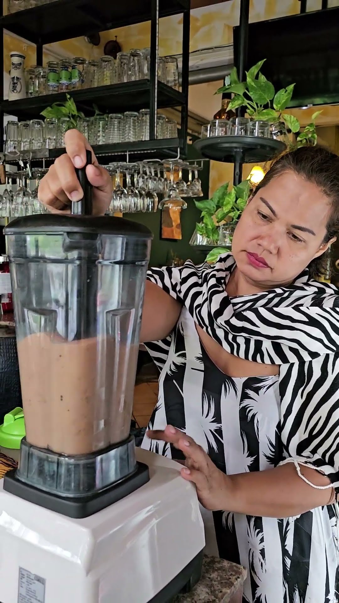 Fruchtshake mit Mandelmilch Kokosnuss Restaurant #kamalabeach #phuket ...