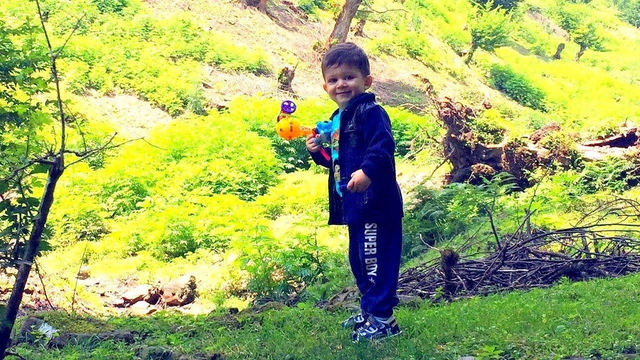 Маленький ребенок играет и бегает в садике музее