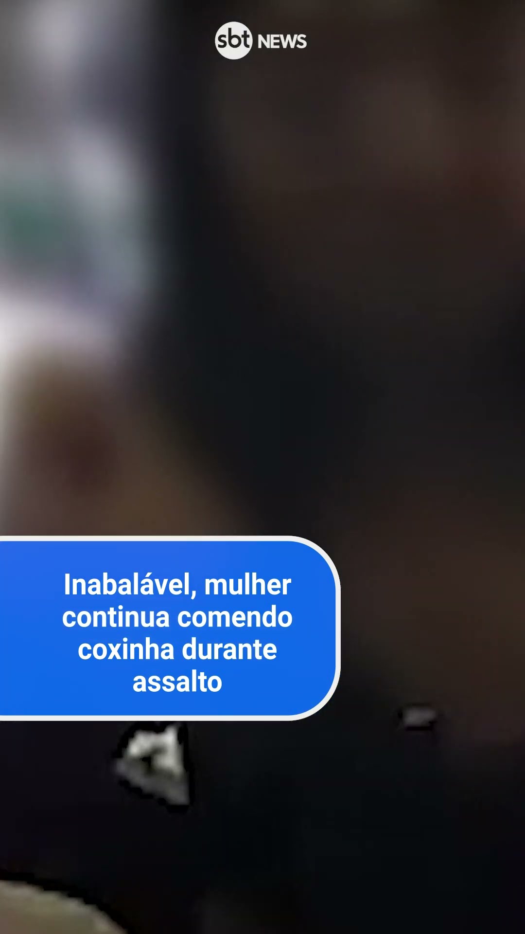 Inabalável, mulher continua comendo coxinha durante assalto