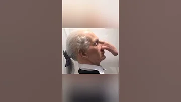 صاحب أطول أنف على الإطلاق وطول أنفه 19 05 سم 