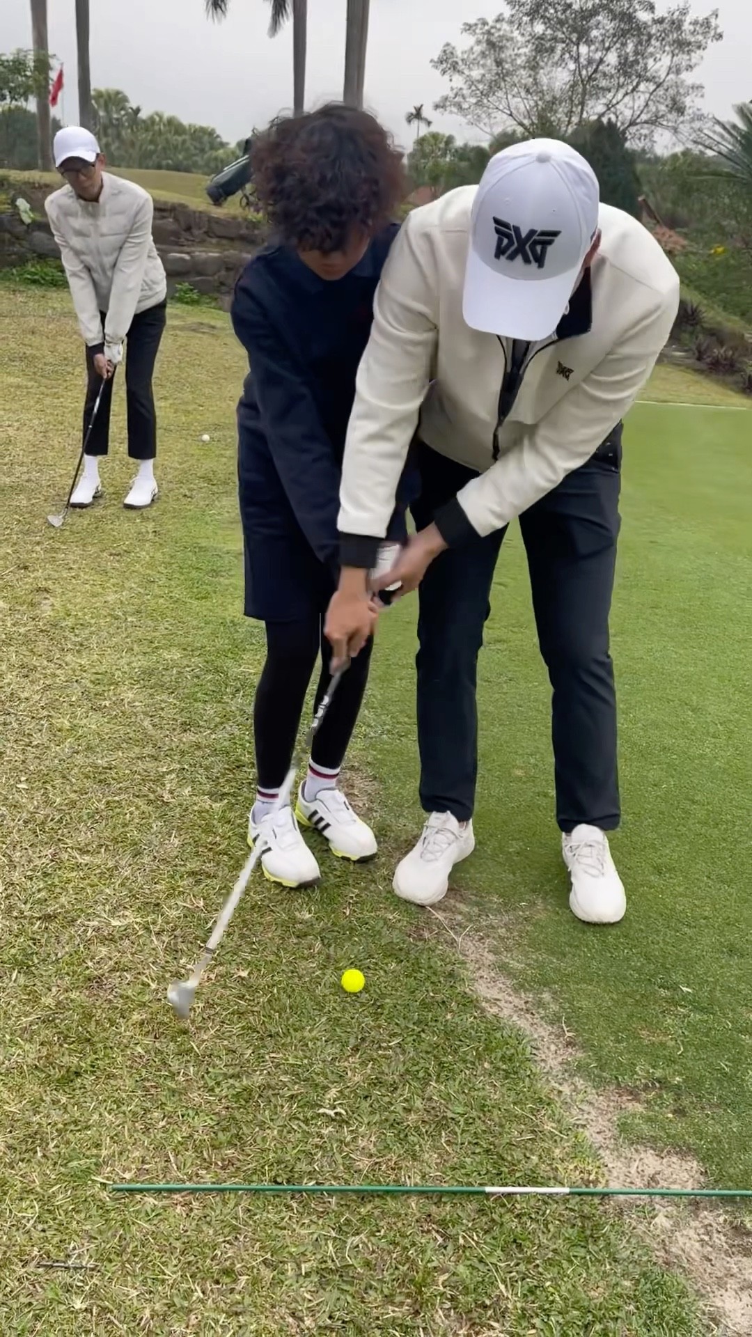 (Golf familyVN)nhờ sự trợ giúp của thầy em đánh putter lên là lên luôn ?#vanhleg #golf #shorts