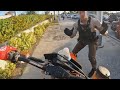 La policia lo detuvo por hacer wheelies