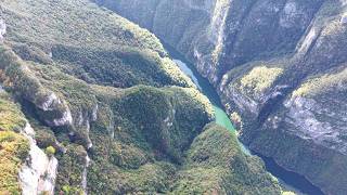 Download Lagu De man die een 5 kilometer lange weg in de rotswand heeft uitgehouwen, is werkelijk ontzagwekkend. MP3