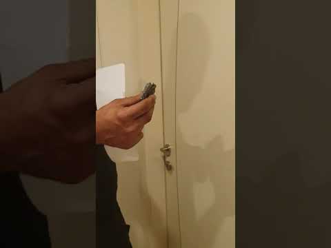 וִידֵאוֹ: כיצד לפתוח דלת חדר אמבטיה נעולה: 10 שלבים