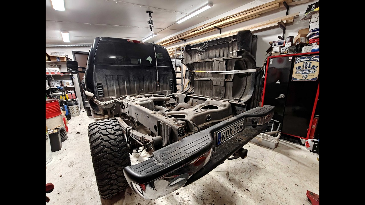 Tikkumäen talli - Katsastuksesta hylky ennen konttoria - lavan irrotus