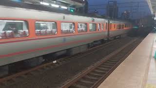 176次自強號汐止站開車(4232次區間車待避)