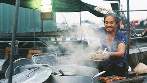 Bữa sáng với hủ tiếu và bún riêu cua trên chợ nổi Cái Răng