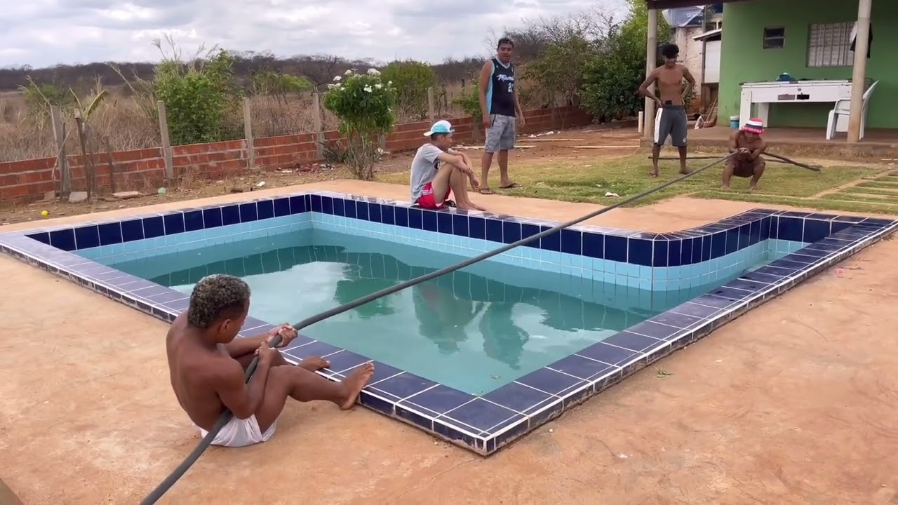 ANÕES NO DESAFIO DO CABO DE GUERRA NA PISCINA